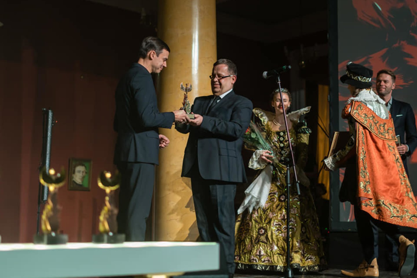 „Geriausio metų kultūros kūrėjo“ „Auksinis feniksas“ įteiktas Kybartų kultūros centro pučiamųjų orkestro „Kybartai“ vadovui D.Ziegoraičiui. Apdovanojimą įteikė Lietuvos kultūros centrų asociacijos prezidentas R.Matulis.