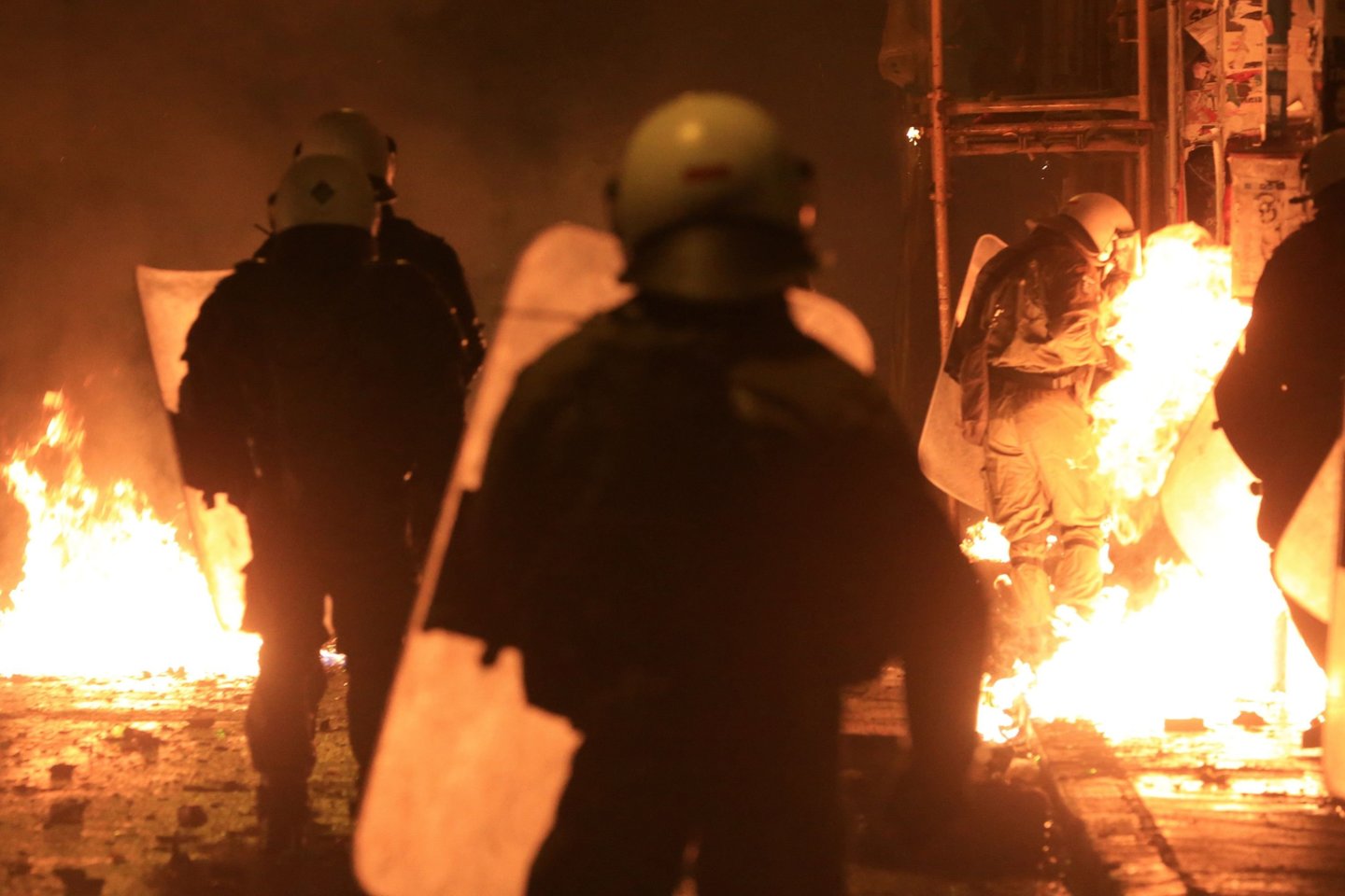 Graikijos pareigūnai penktadienį pranešė, kad dagiau nei 100 žmonių buvo sulaikyta per neramumus Atėnuose ir šiauriniame Salonikų mieste, minint nuo policijos kulkų žuvusio paauglio dešimtąsias mirties metines.