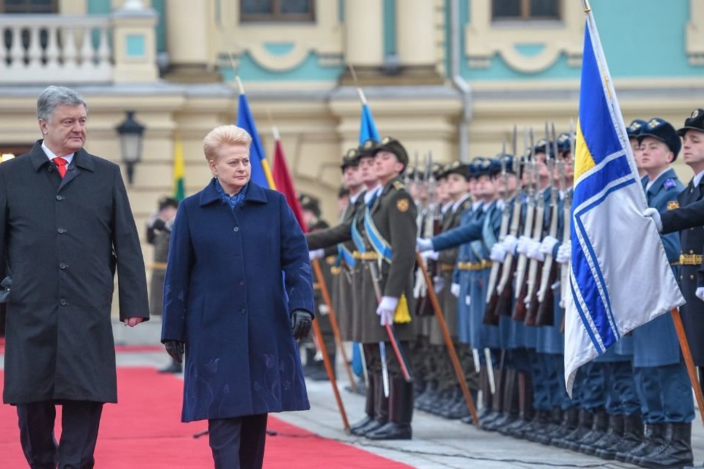 Į Kijevą atvykusią D.Grybauskaitę pasitiko Ukrainos prezidentas P.Porošenka.