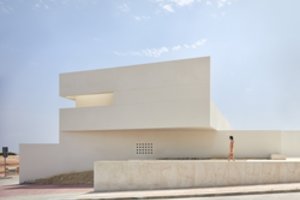 Prie lietuvių pamėgto kurorto baigia statyti akiai neįprastą daugiabutį