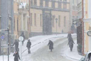 Sniegas paralyžiavo eismą Vilniuje: mieste gausu avarijų, stringa viešasis transportas
