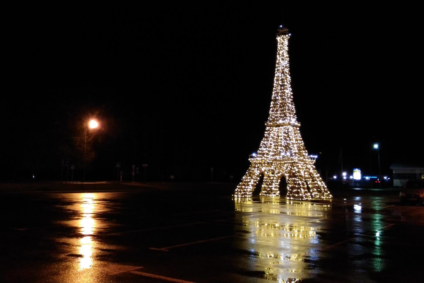  Mažeikiai pasipuošė prancūziškai – prekybos centro aikštelėje sužibo Eifelio bokštas.<br> Skaitytojo nuotr.