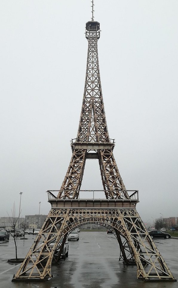  Mažeikiai pasipuošė prancūziškai – prekybos centro aikštelėje sužibo Eifelio bokštas.<br> Skaitytojo nuotr.