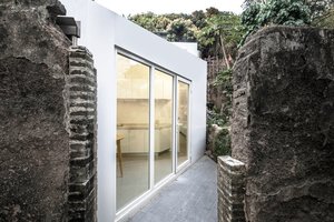 Tai bent sprendimas: 15-20  kv metrų šiuolaikiškus namus stato griuvenose