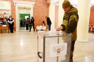 ES skyrė sankcijas už neteisėtus rinkimus separatistinėje Rytų Ukrainoje