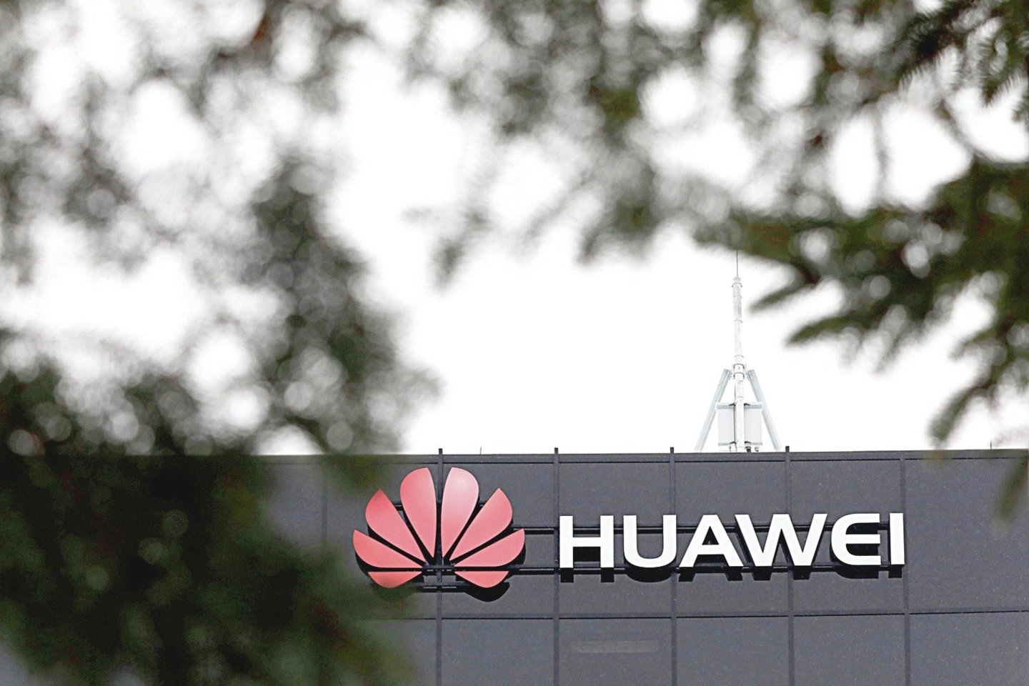 „Huawei“ daugelyje Vakarų valstybių įtariama šnipinėjimu – neva jos įranga nutekina duomenis Kinijos vyriausybei.<br>„Scanpix“ nuotr.