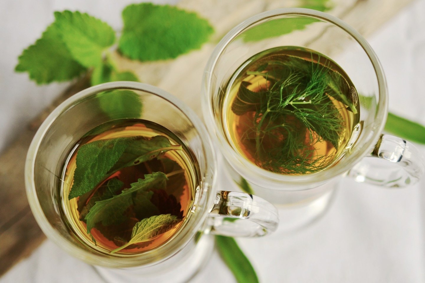  Peršalę neskubėkite griebtis vaistų. Padėti gali ir arbata.<br>Nuotr. iš BENU vaistinės žurnalo „Laikas sau“