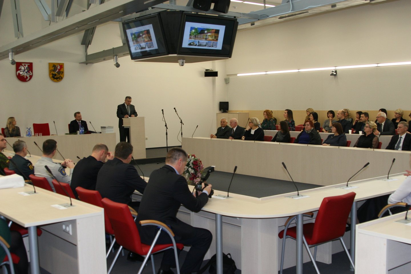 Po reorganizacijos vienu kolektyvu tapę Marijampolės, Vilkaviškio, Šakių ir Jurbarko teisėjai paminėjo teismo šimtmečio jubiliejų.<br> L.Juodzevičienės nuotr.