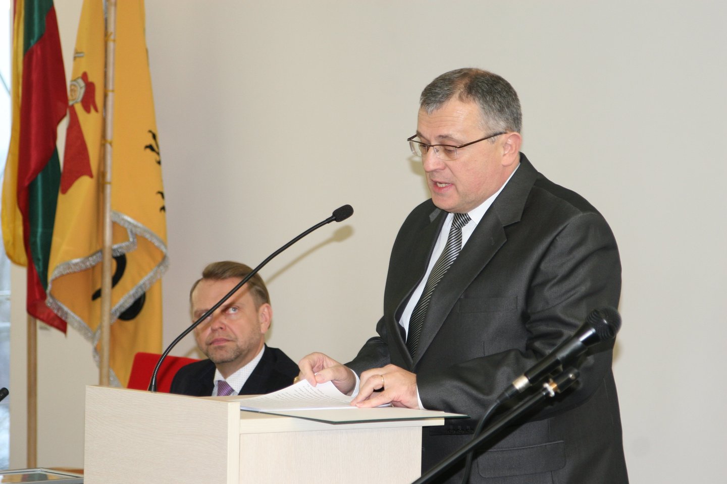 Marijampolės apylinkės teismo pirmininkas L.Noreika priminė Lietuvos teismo šimtametę istoriją.<br> L.Juodzevičienės nuotr.