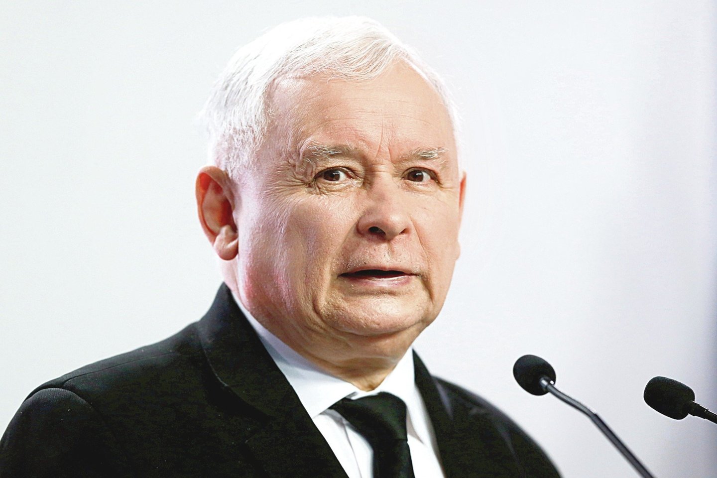 Lenkijos valdančiosios partijos lyderis penktadienį pasisakė prieš šalies prisijungimą prie bendros Europos valiutos euro.