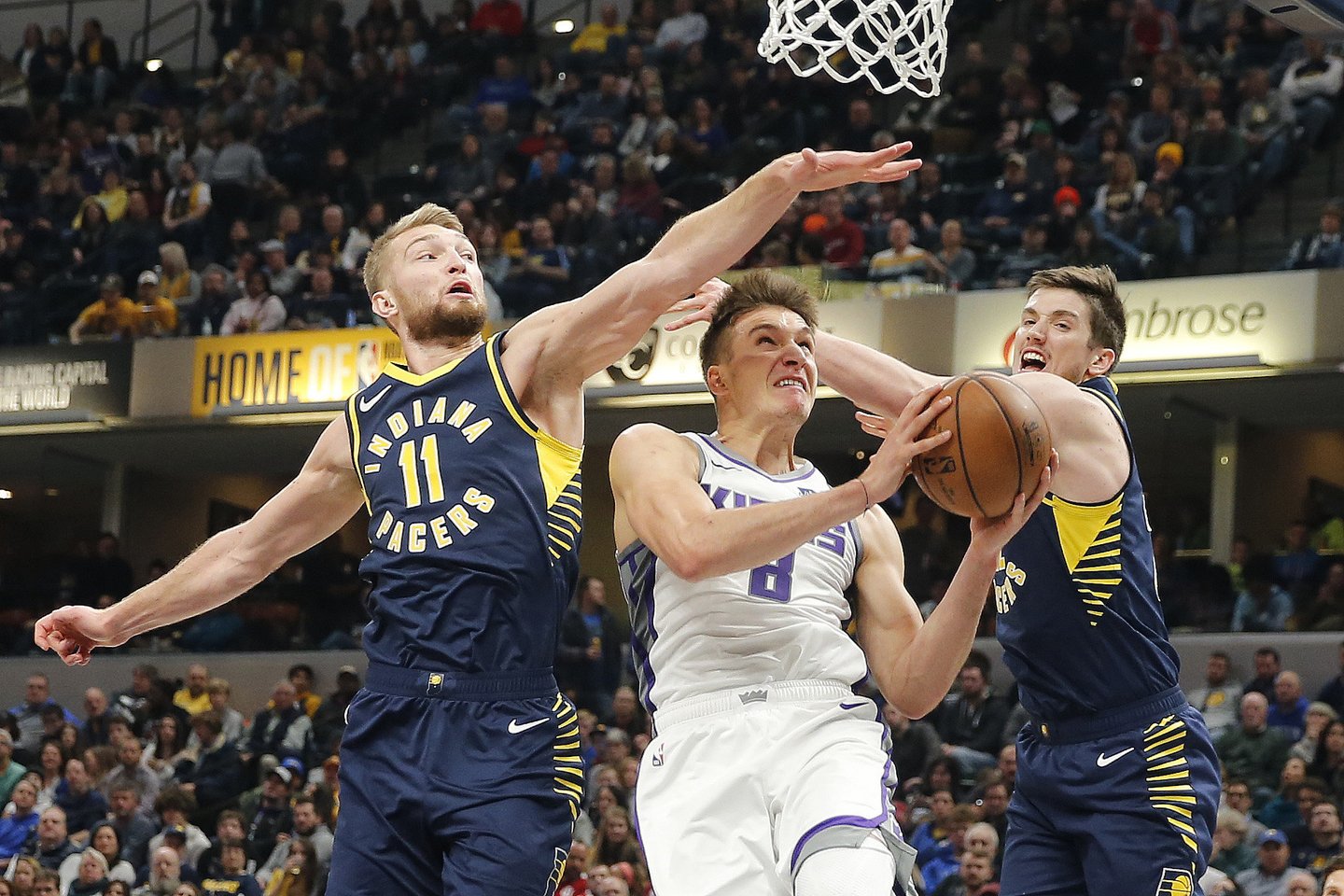 Domantas Sabonis kovoja su varžovu dėl kamuolio.
