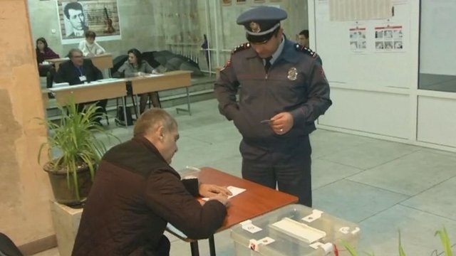 Armėnija balsuoja pirmalaikiuose rinkimuose – žadama ekonomikos revoliucija