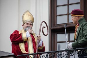 Kauno globėjas Šv.Mikalojus išdalino turistų ir miestiečių į vaško lydymo krosnį sumestus pinigus