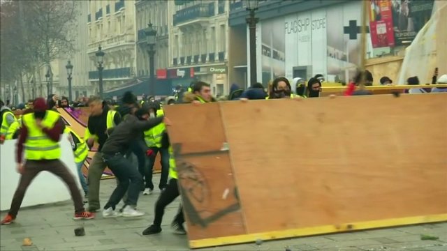 Aistros Prancūzijoje nerimsta: valdžia išsigando protestų ir traukiasi