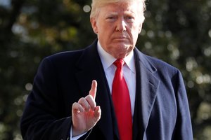 Iš Donaldo Trumpo administracijos pasitraukusių pareigūnų sąrašas dar pailgėjo