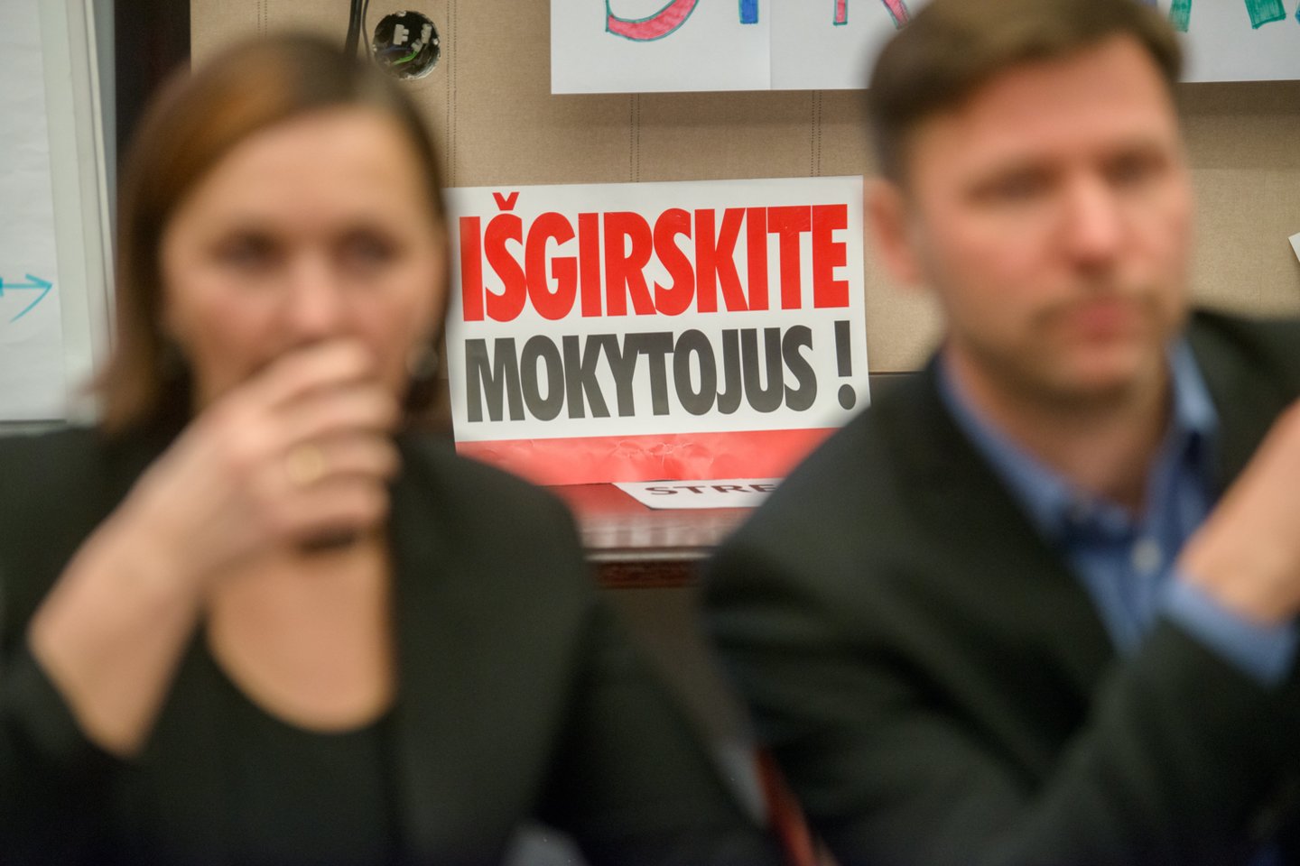 Švietimo ir mokslo ministerijos (ŠMM) duomenimis, streikuojančių švietimo įstaigų išlieka maždaug tiek pat, tačiau streikuojančių mokytojų skaičius slūgsta.