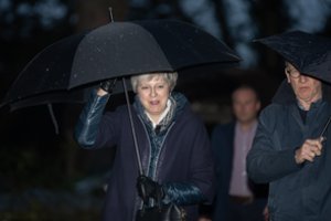 Britų premjerė kovoja dėl politinio išlikimo, artėjant balsavimui dėl „Brexit“ sutarties