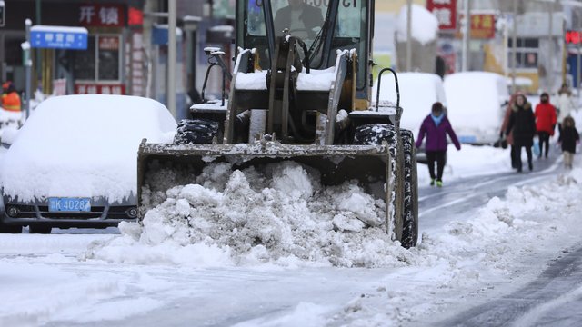 Gausus sniegas 380 tūkst. paliko be elektros, ragina likti namuose