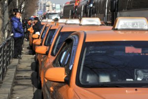 Pietų Korėjoje protestuodamas prieš konkurentus susidegino taksi vairuotojas