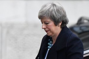 Theresa May nukėlė balsavimą parlamente dėl „Brexit“ susitarimo