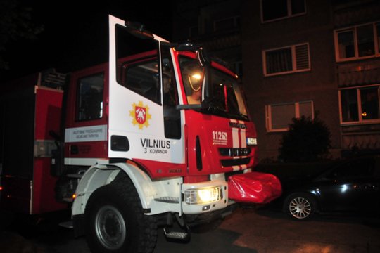 Užgesinus gaisrą daugiabutyje Vilniuje rastas vyro kūnas