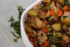 Vištiena su daržovėmis medaus ir garstyčių padaže: gardu, lengva ir spalvinga