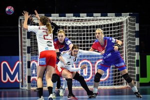 Rusijos rankininkės pirmos pateko į Europos čempionato pusfinalį