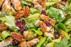 Neįprastos salotos su vištiena ilgai ant stalo neužsigulės