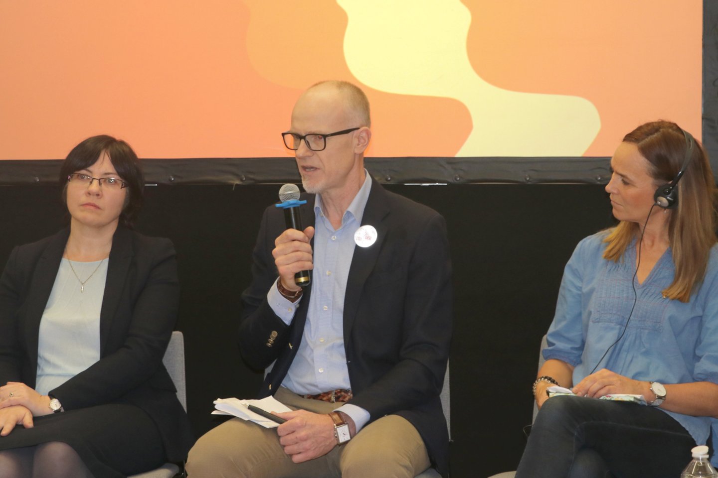 Pokalbio dalyviai Edita Žiobienė, Jonas Ruškus, Lisa Gawell.