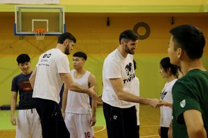 Broliai Lavrinovičiai surengė treniruotę studentams iš Kinijos