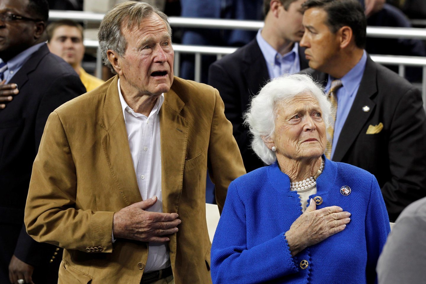  Buvęs JAV prezidentas George'as H. W. Bushas ir jo žmona Barbara Bush.<br> Reuters/Scanpix nuotr.