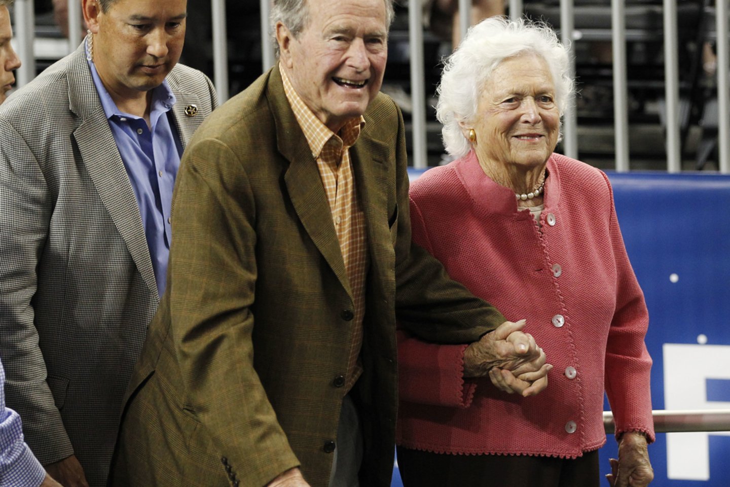  Buvęs JAV prezidentas George'as H. W. Bushas ir jo žmona Barbara Bush.<br> Scanpix nuotr. 