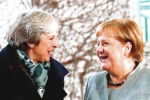Theresa May bando gelbėti padėtį: paramos ieško kitose šalyse