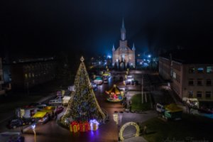 Kaišiadorys prisijungė prie švenčiančių miestų – įžiebė savo eglę