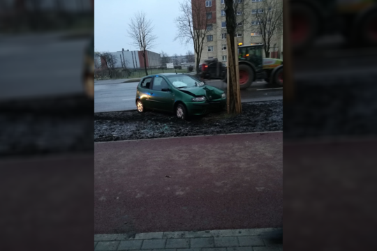Kaune automobilis rėžėsi į medį