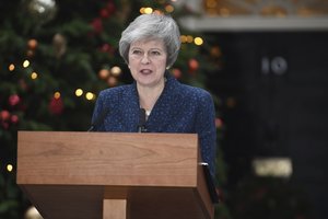 Britų premjerė „visais įmanomais būdais“ kovos už partijos pasitikėjimą