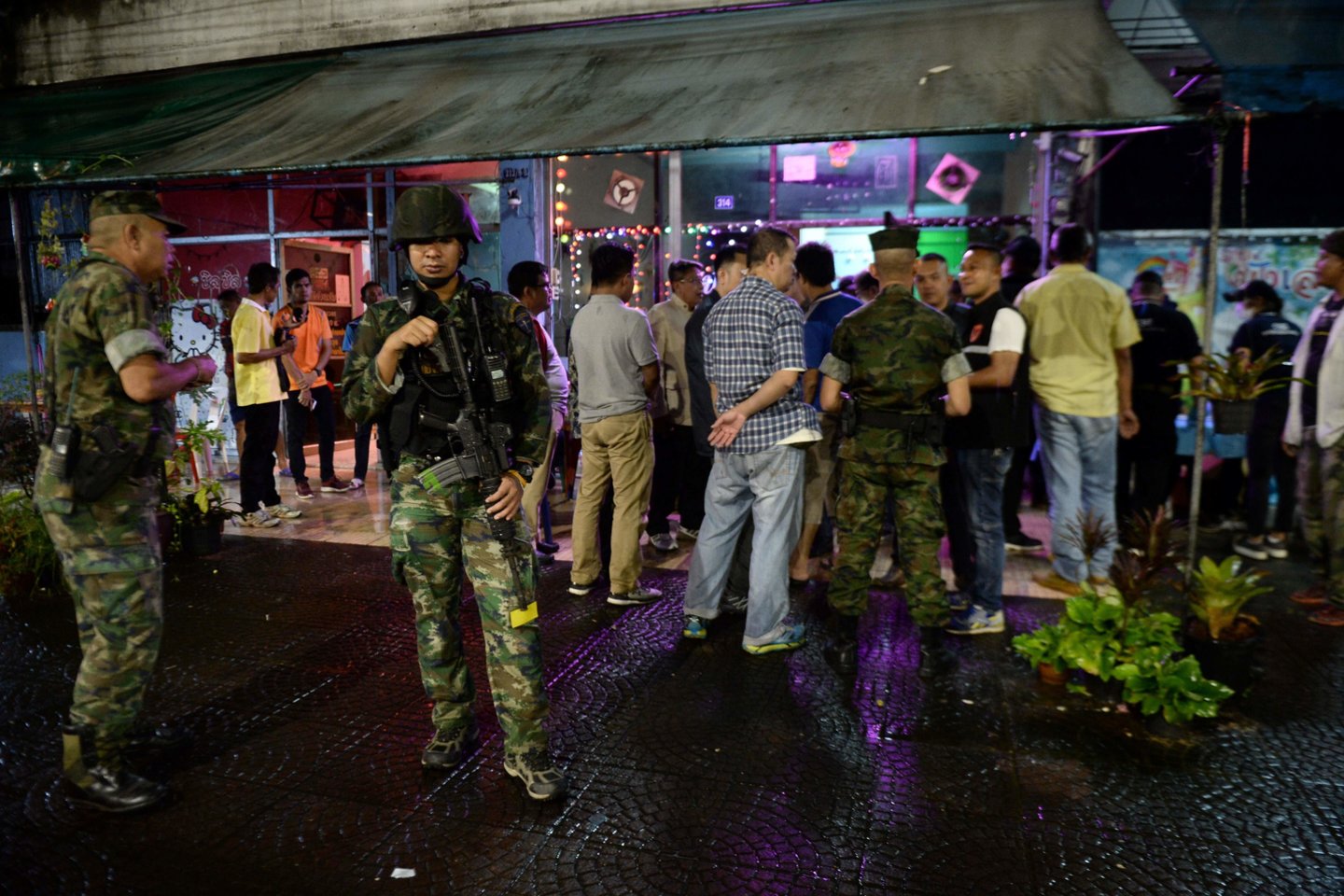  Bankoko smurtu liūdnai pagarsėjusioje dalyje trečiadienį po muštynių bare policininkas ne tarnybos metu nušovė turistą iš Prancūzijos, pranešė policija.<br> AFP/Scanpix nuotr.