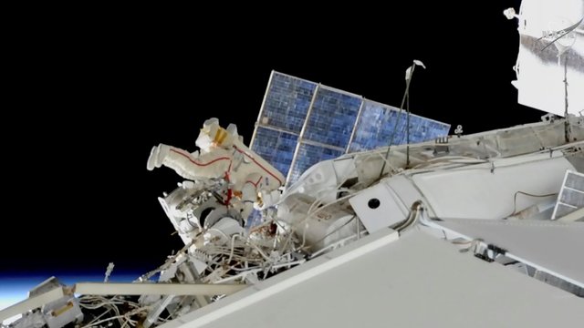 Rusų kosmonautai paėmė mėginių aplink skylę erdvėlaivyje „Sojuz“