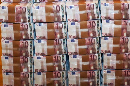 Vyriausybė siūlo kriminalizuoti stambią neteisėtą paramą politikams 