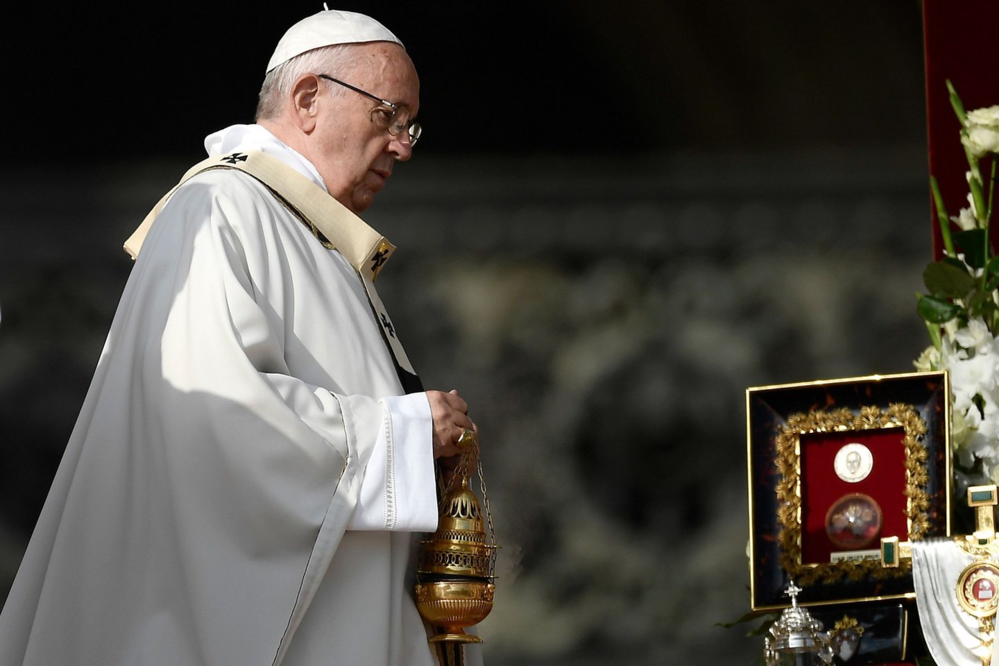  Popiežius Pranciškus iš savo artimiausių patarėjų rato pašalino du garsius kardinolus, kurių reputaciją daug mėnesių temdo pedofilijos skandalai.<br>AFP/Scanpix nuotr.