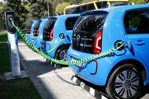 Elektromobilių era pasaulyje aušta nevienodai: kodėl Lietuvoje jie – egzotika?