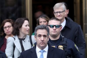 Buvęs Donaldo Trumpo advokatas nuteistas 3 metams kalėjimo: teisme metė kaltinimus prezidentui