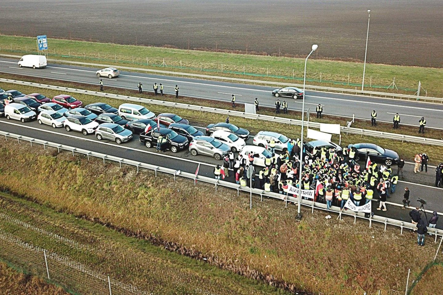 Ūkininkai į protestą išsiruošė apsirengę geltonas liemenes, kurios tapo mitingų Prancūzijoje simboliu, ir reikalavo susitikimo su ministru pirmininku.