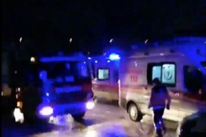 Turkijoje greitajam traukiniui įsirėžus į viaduką žuvo devyni žmonės