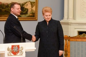 Atsakydamas į prezidentės kritiką S. Skvernelis priminė „tulpių paštą“