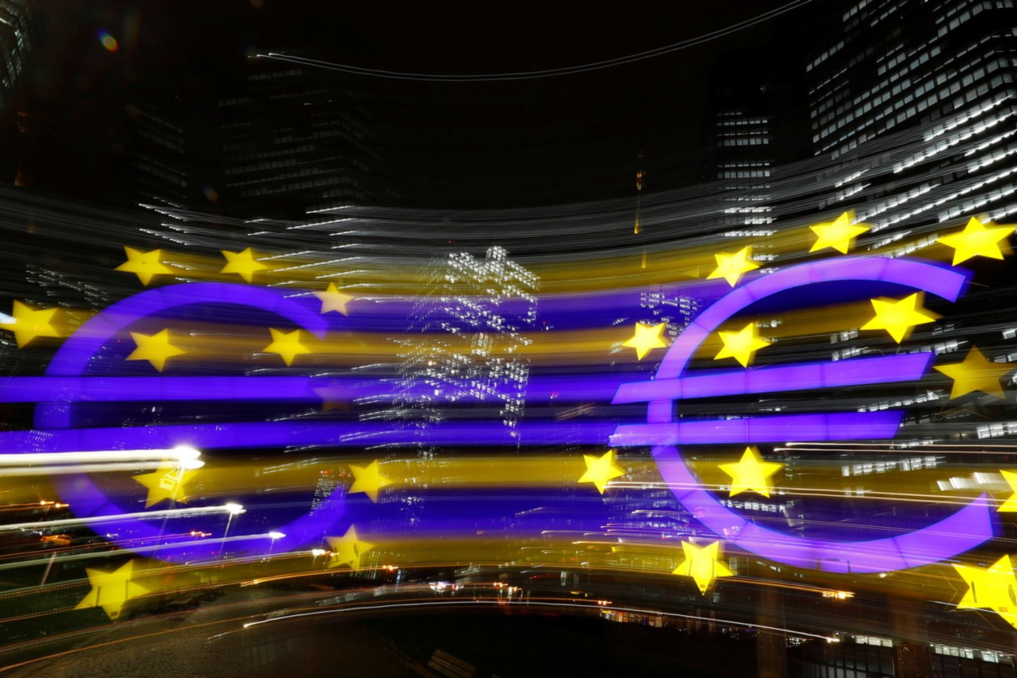 Kainų augimas euro zonoje sulėtėjo nuo 2,2 proc. spalį iki 2 proc. praėjusį mėnesį.