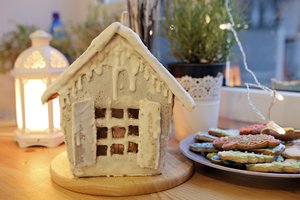 Savaitgalis su vaikais: šefė moko, kaip iškepti ir papuošti imbierinį namelį