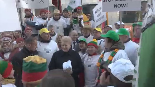 Briuselyje protestuojančių lietuvių gretose – dainuojanti Dalia Grybauskaitė