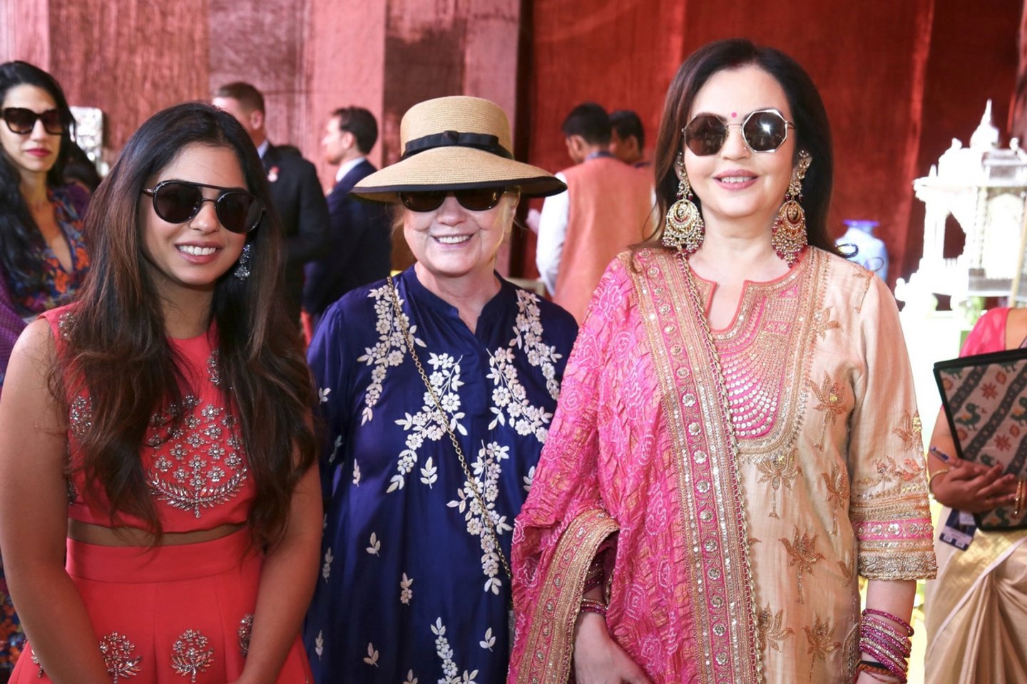 H.Clinton (viduryje) pozuoja su I.Ambani ir jos motina Neeta.<br> Reuters/Scanpix nuotr.
