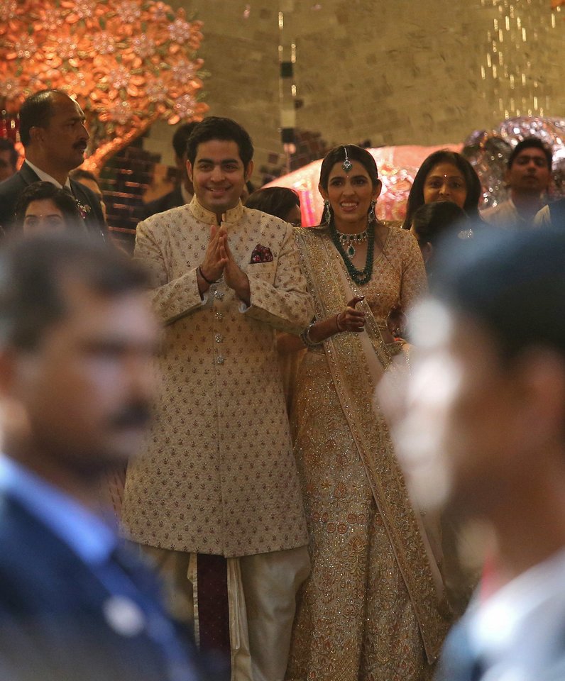 Nuo takos brolis Akashas Ambani su sužadėtine Shloka Mehta pasitinka vestuvių svečius.<br> Reuters/Scanpix nuotr.
